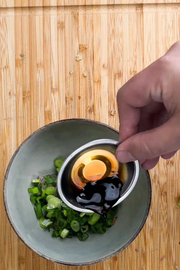 Blanda en asiatisk salladsdressing med soja, vinäger, sesamolja och laoganma chili crisp 
