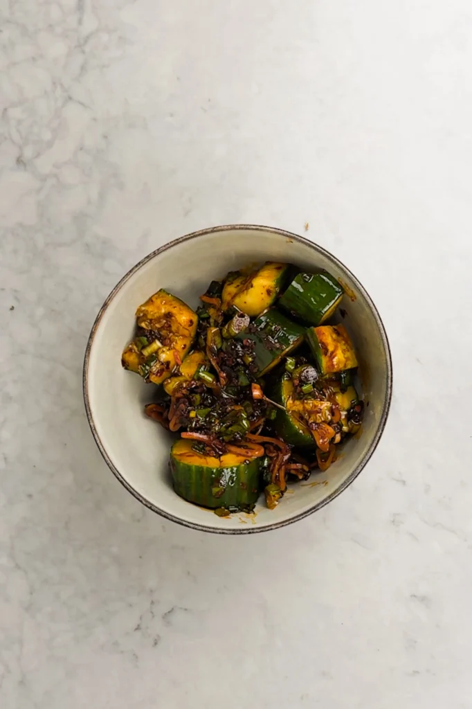 Toppa din koreanska gurksallad med sesamfrön 