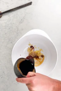 Biff yakiniku recept - bland en marinad med soja, mirin, ingefära, gochujang, sesamolja