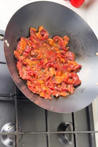 Yakiniku recept - wok - sprid ut köttet jämt i wokpannan