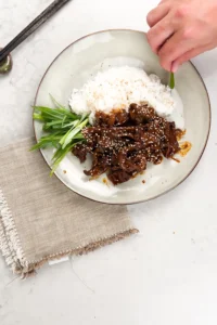 Yakiniku recept - steg 4 - servera med ris, salladslök och rostade sesamfrön
