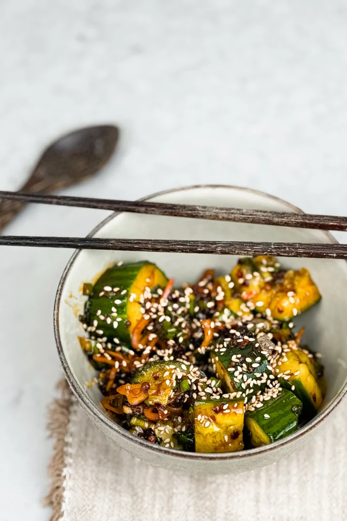 Gurksallad - asiatiska sallad med gurka och chili-krisp - koreansk