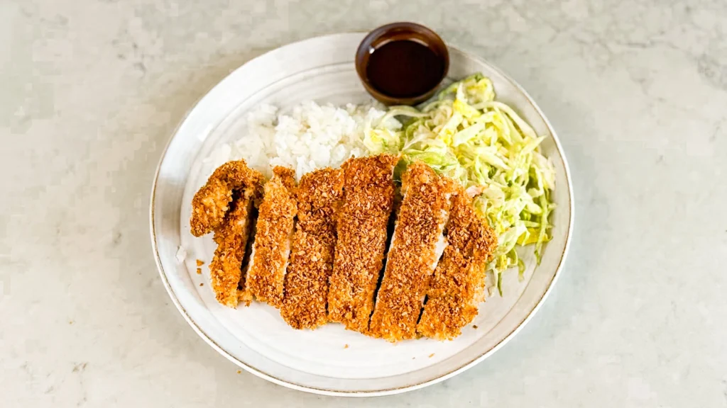 Tonkatsu - en perfekt krispig schnitzel serverad med ris och kålsallad