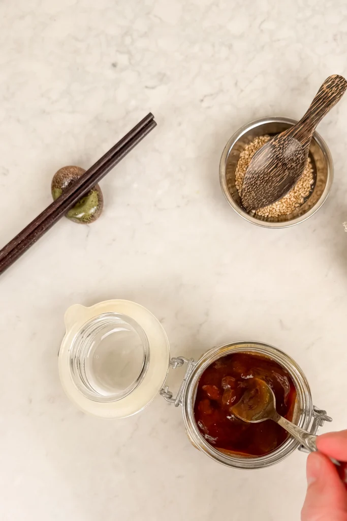 Vispa samman ingredienserna till tonkatsusåsen i en skål.