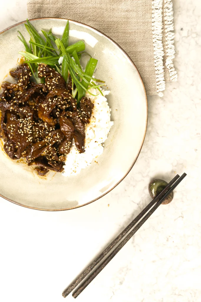 Yakiniku - sedd ovanifrån serverad med ris, sesamfrön och salladslök