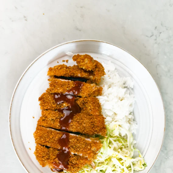 Extra krispig Tonkatsu - en japansk schnitzel med kålsallad