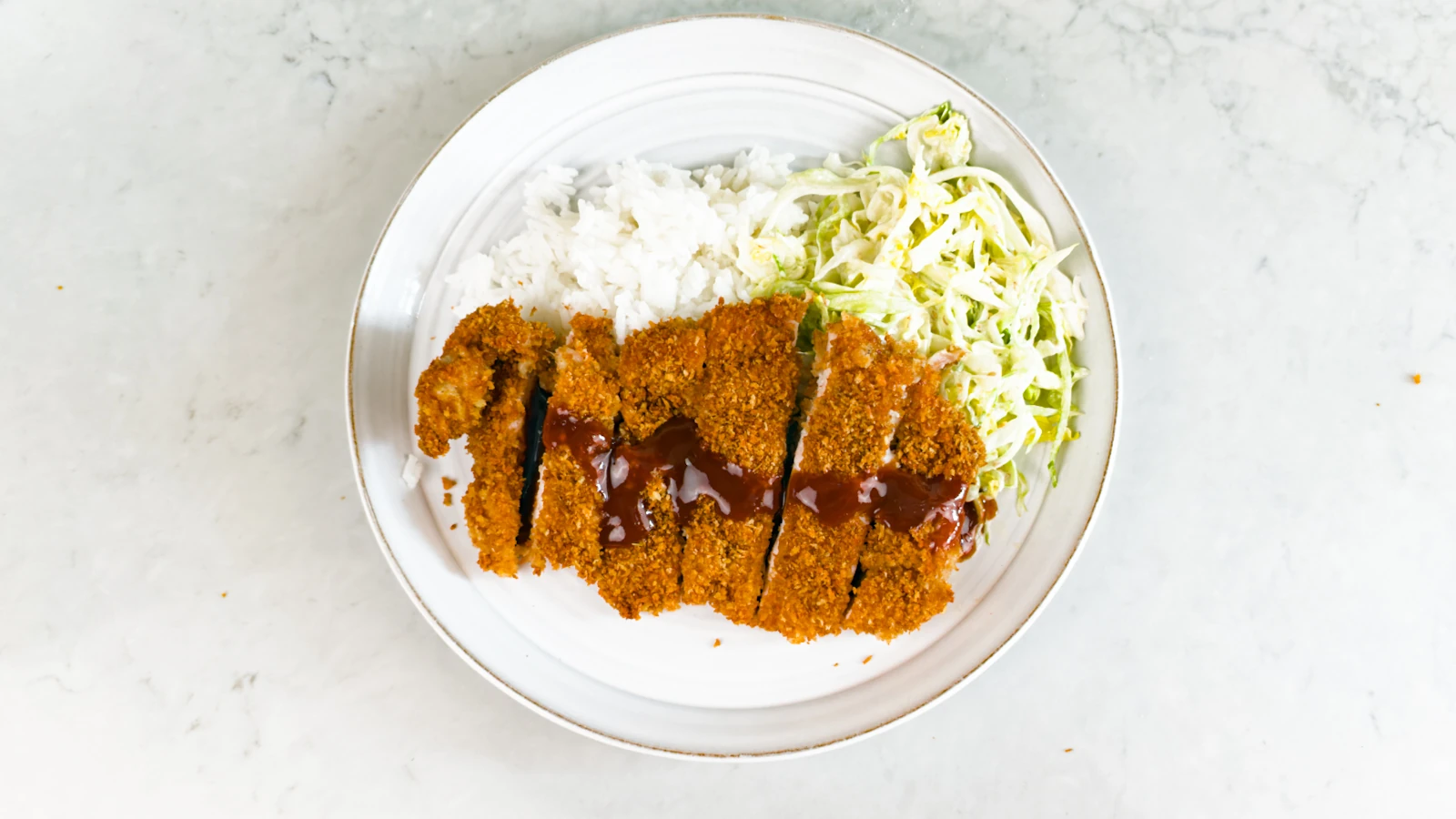 Extra krispig Tonkatsu - en japansk schnitzel med kålsallad