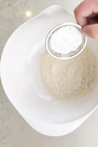 Amerikanska pannkakor - steg 1 - rör samman de torra ingredienserna (vetemjöl, socker, salt och bakpulver)