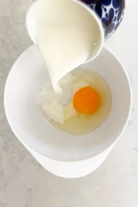American pancakes recept - instruktioner steg 2 - vispa ihop de blöta ingredienserna; mjölk, ägg, vaniljextrakt och smält smör.