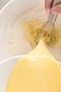 Fluffiga amerikanska pannkakor recept - instruktioner steg 4 - vänd ned de blöta ingrediensera i mjölet