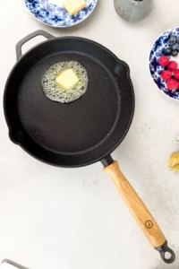 Amerikanska pannkakor: Hetta upp en gjutjärnspanna på medelhög temperatur och klicka i lite smör