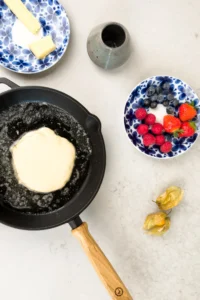 Använd ett decilitermått för att hälla i pannkakor. Sikta på cirka 0,8 dl per pannkaka.