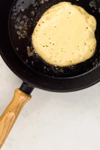 Stek pannkakorna 3 minuter tills de är bubliga och lite bruna i kanten
