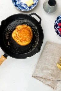 Vänd pannkakorna och stek på andra sidan i cirka 1 minut