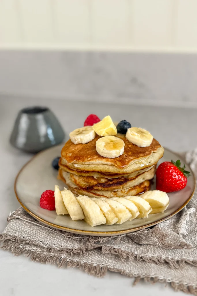 Bananpannkaka med smör och färska bär