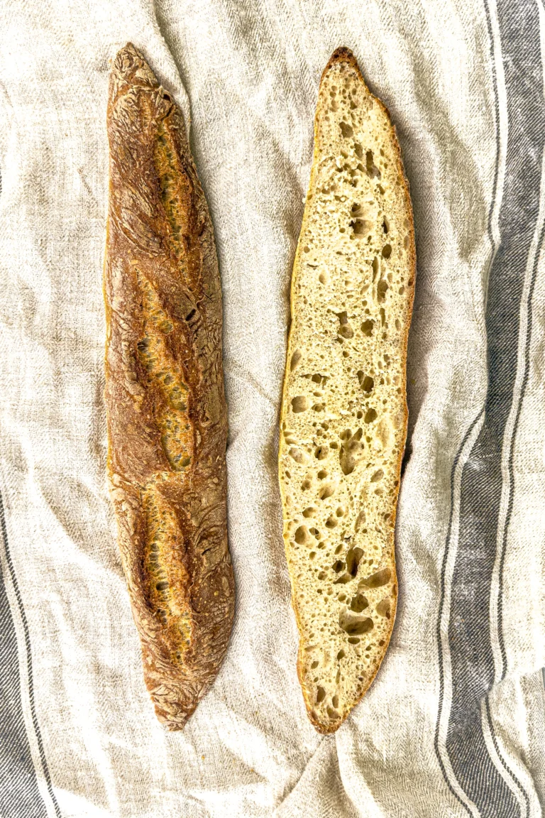 Surdegsbaguette – recept på ljusa baguetter med surdeg