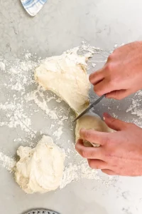 Surdegs baguette recept - skär degen i 3 delar