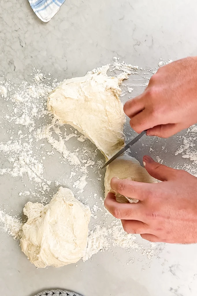 Surdegs baguette recept - skär degen i 3 delar