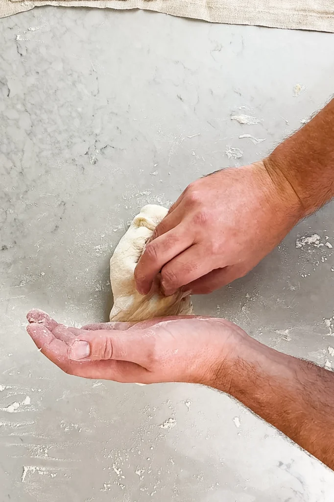 Baguetter surdeg recept - tryck sedan ned degen med vänsterhanden