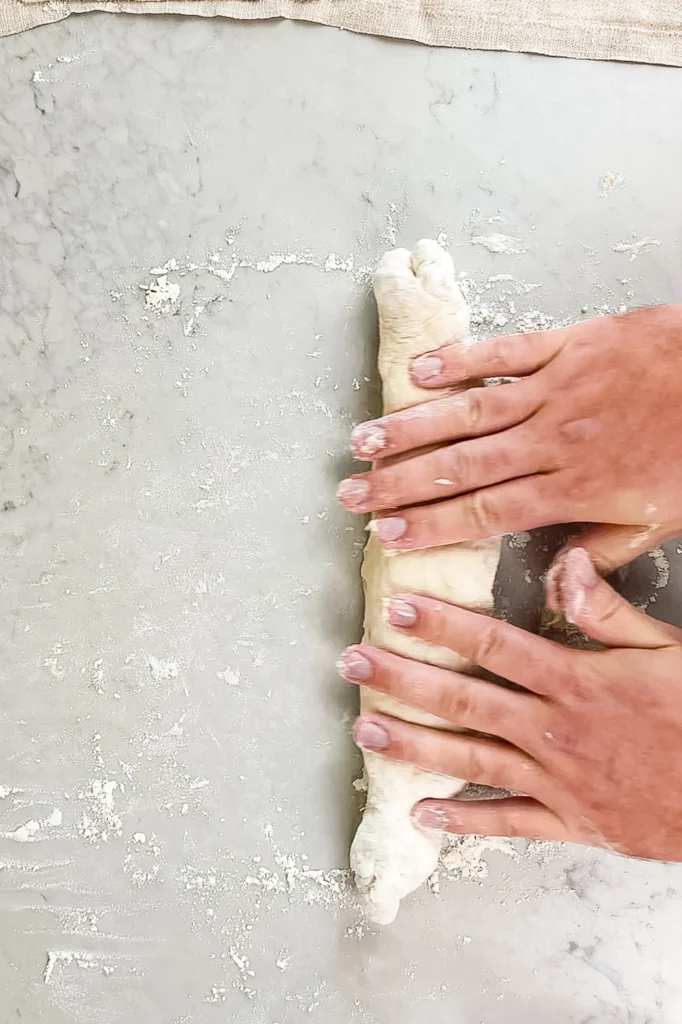 Surdegsbaguette recept - rulla ut degen till en baguette lika lång som din plåt