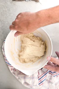 Bröd i gjutjärnsgryta recept - instruktioner steg 3b. Vik degen över sig själv. Vrid bunken 90 grader och repetera ett helt varv