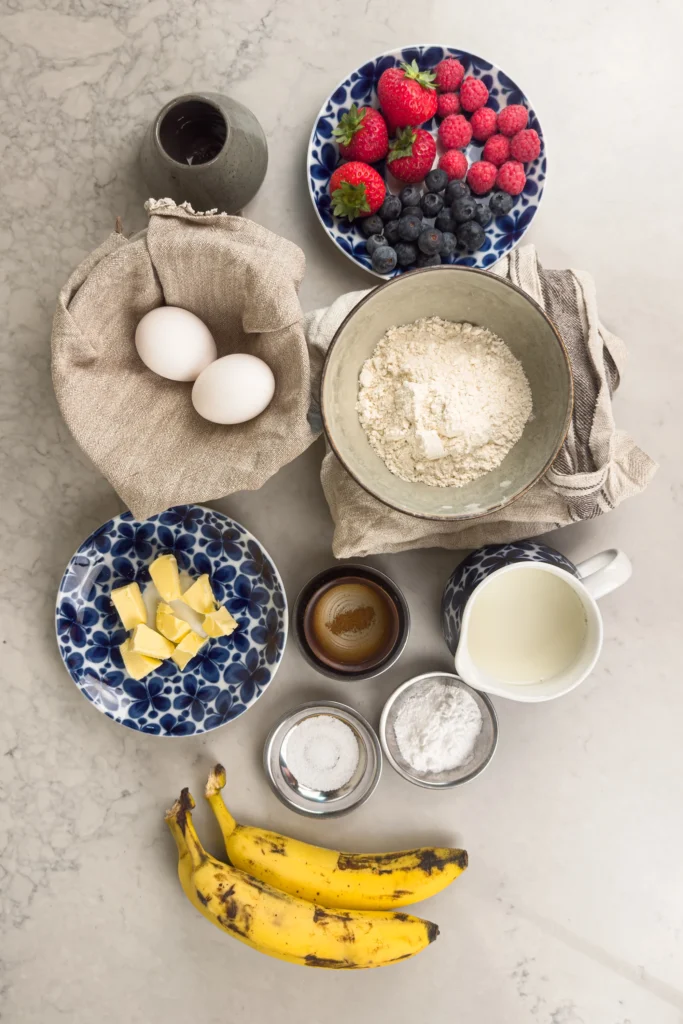 Bananpannkakor-recept ingredienser - bananer, vetejmol, mjolk, smör, bär, bakpulver