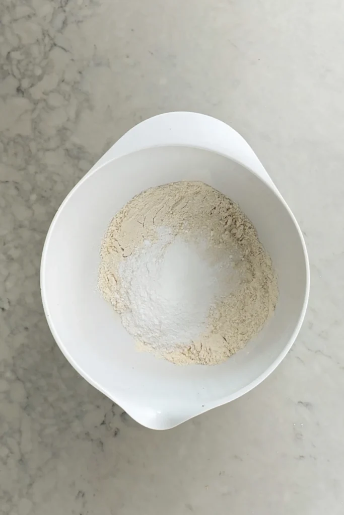 Blanda vetemjöl, salt och bakpulver i en skål