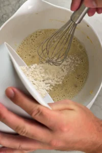 Vispa ihop de torra och de blöta ingredienseran
