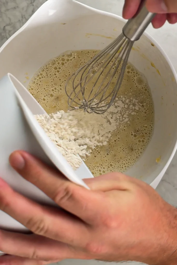Vispa ihop de torra och de blöta ingredienseran 