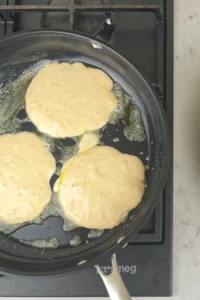 Skopa upp 1 dl pannkakssmet i medelvarm panna med smör