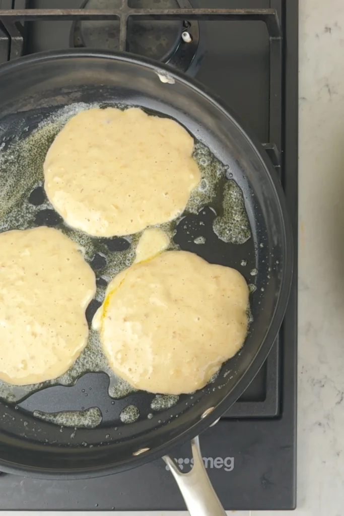 Skopa upp 1 dl pannkakssmet i medelvarm panna med smör