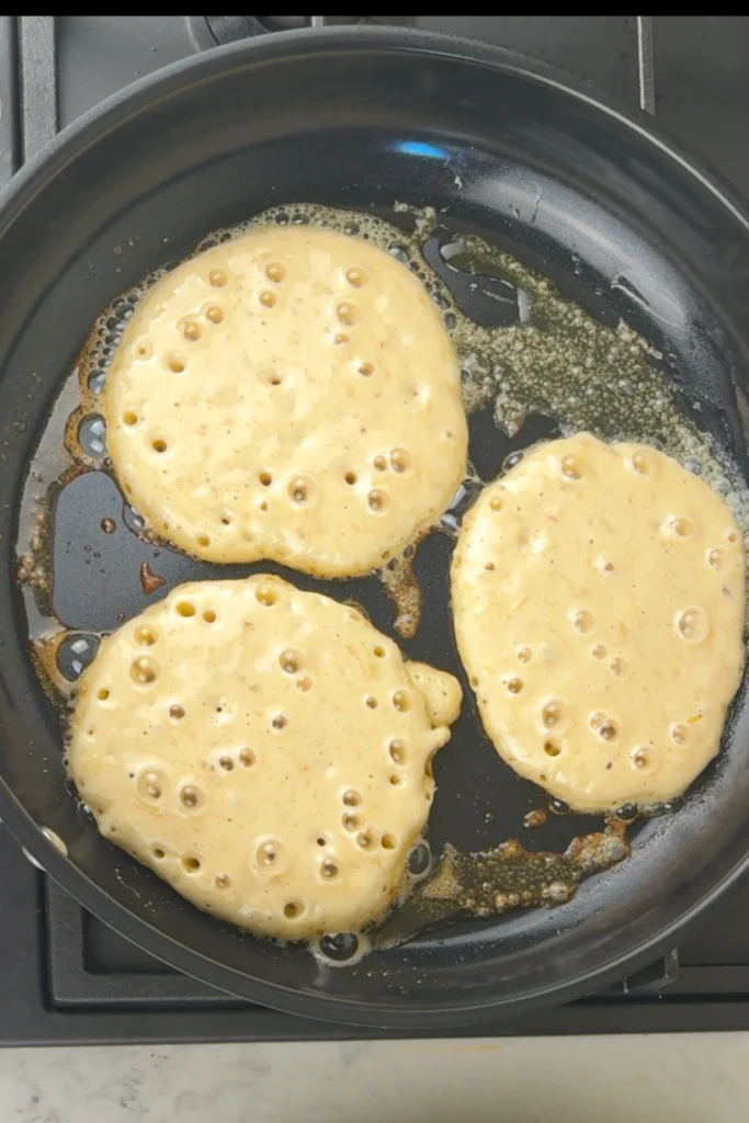 Stek pannkakorna 2-3 minuter tills bruna coh bubbliga