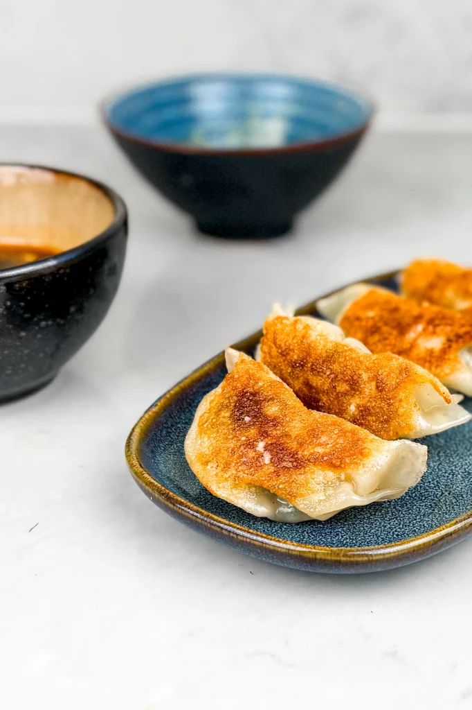Servera dumplings med enkel gyozasås