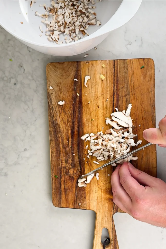 Dumplings recept - instruktioner steg 2b - finhacka shitakesvamp
