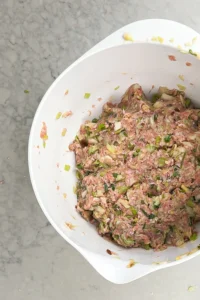 Krama ihop dumplingfyllningen med händerna