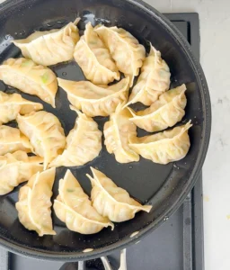 Stek dumplings några minuter till krispiga