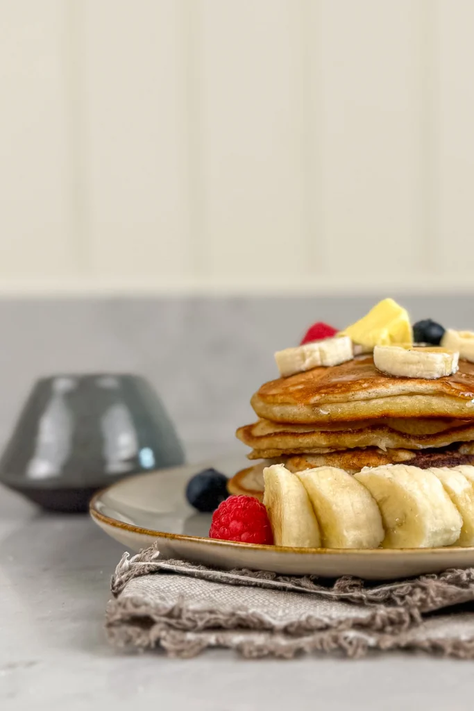 Bananpannkaka med smör och färska bär