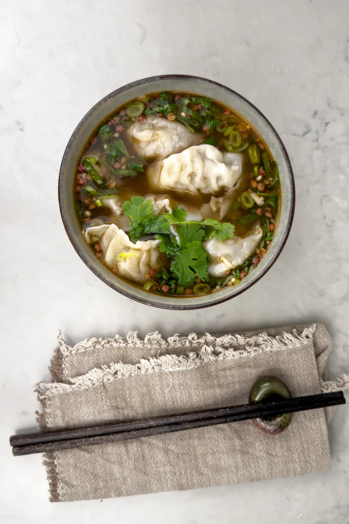 Servera soppdumplings med koriander - ät med pinnar och sked