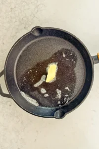 Smält smör i gjutjärnspanna