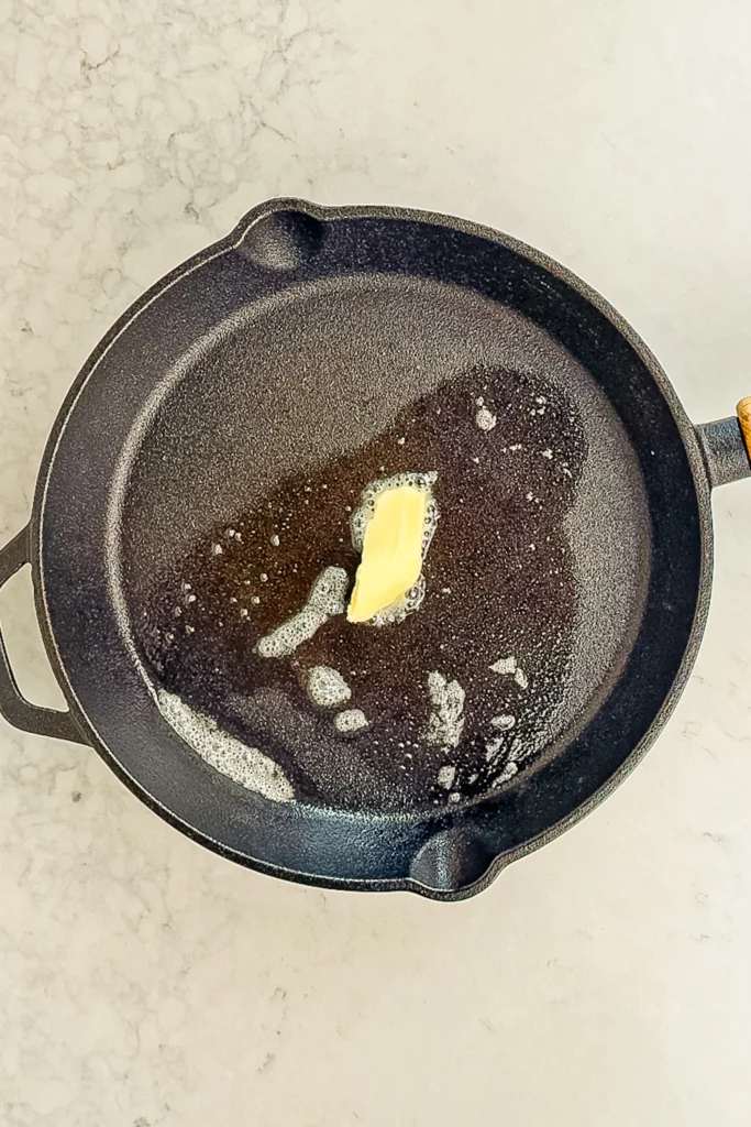 Smält smör i gjutjärnspanna