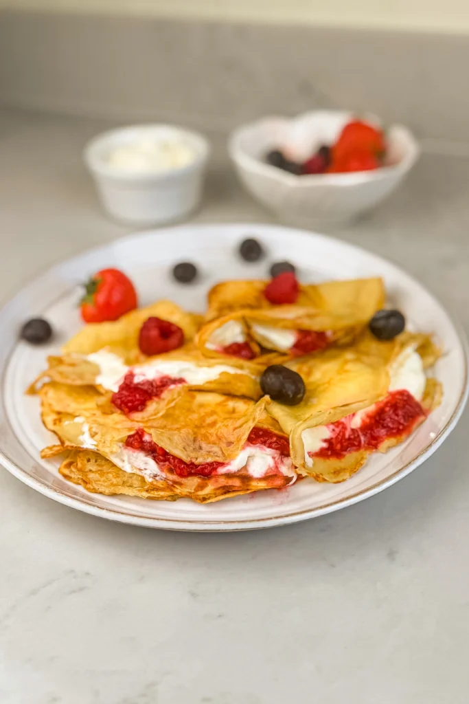Pannkakor med sylt och grädde