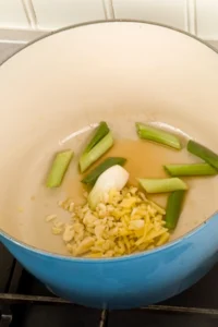 Sautera vitlök, ingefära och salladslök
