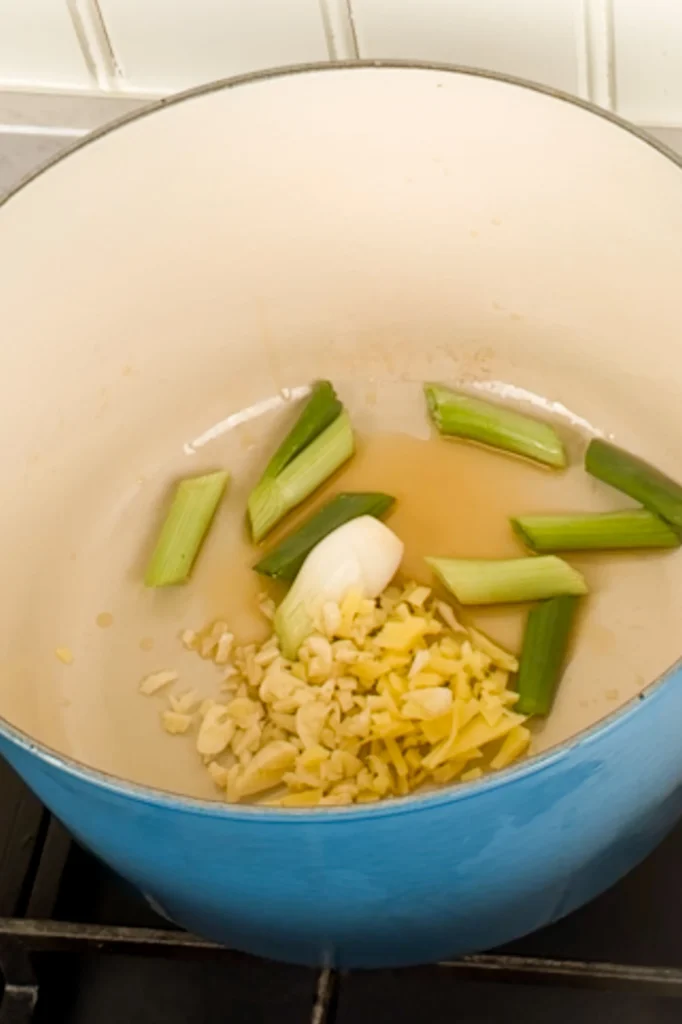 Sautera vitlök, ingefära och salladslök
