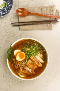 Toppa ramen med ägg, kyckling, menma och salladslök