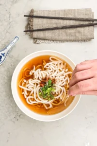 Toppa udon med salladslök och togarashi