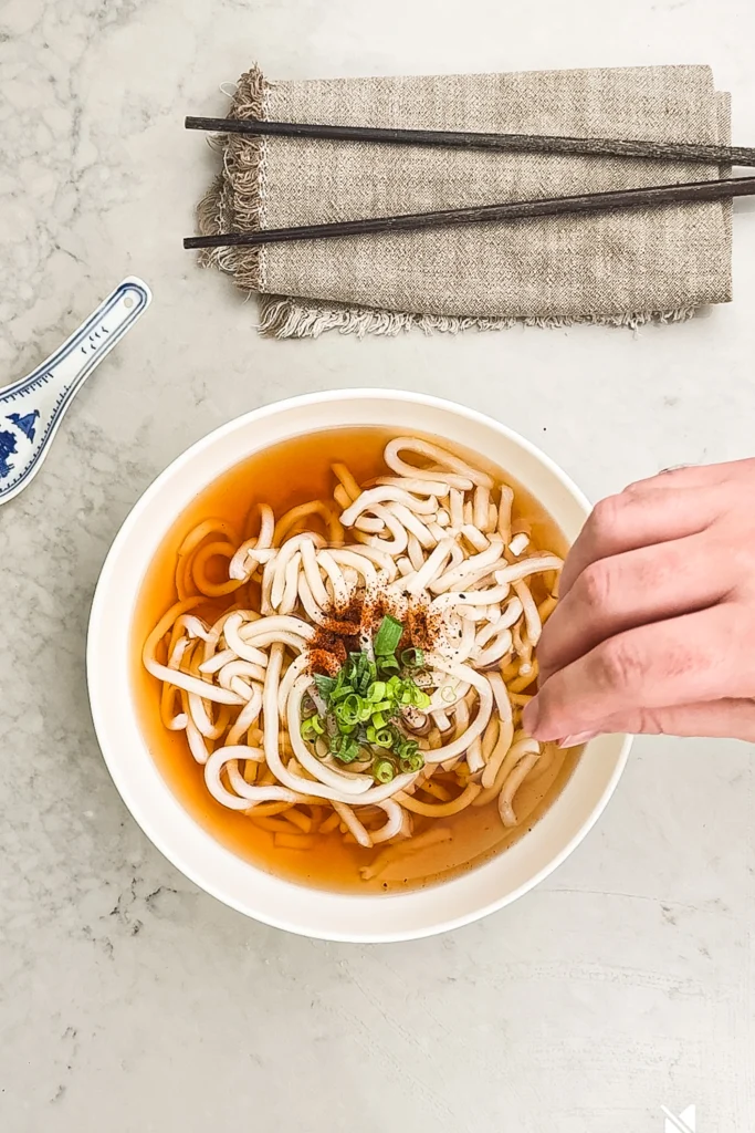 Toppa udon med salladslök och togarashi