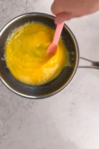 Häll i äggen