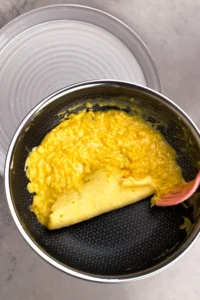 Vänd omeletten över sig själv